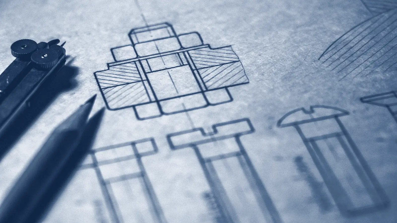 Desenho técnico à mão com compasso e lápis